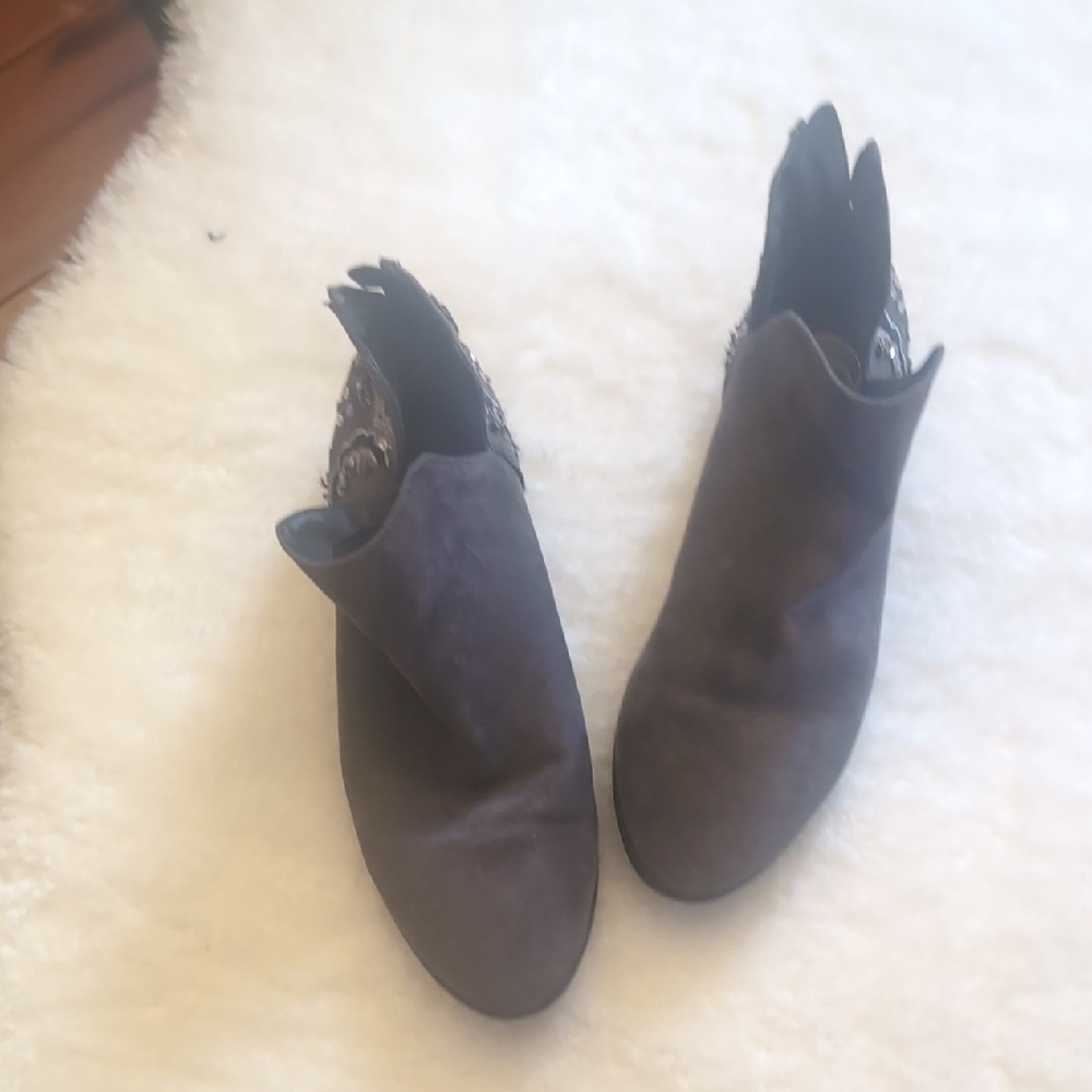 Stylish Women's Ankle Boots Size 7